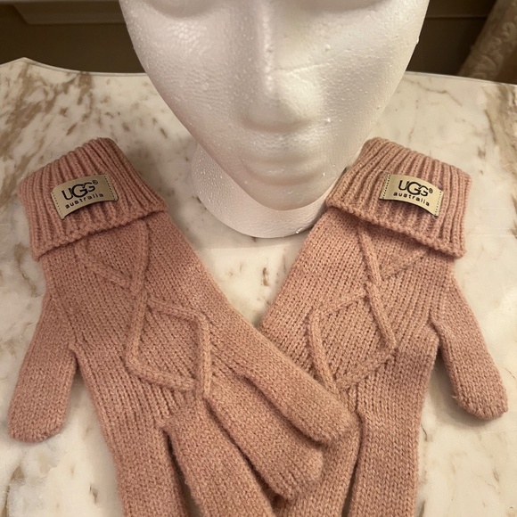 UGG PINK BEANIE GLOVE SET NWT - Picture 5 of 10